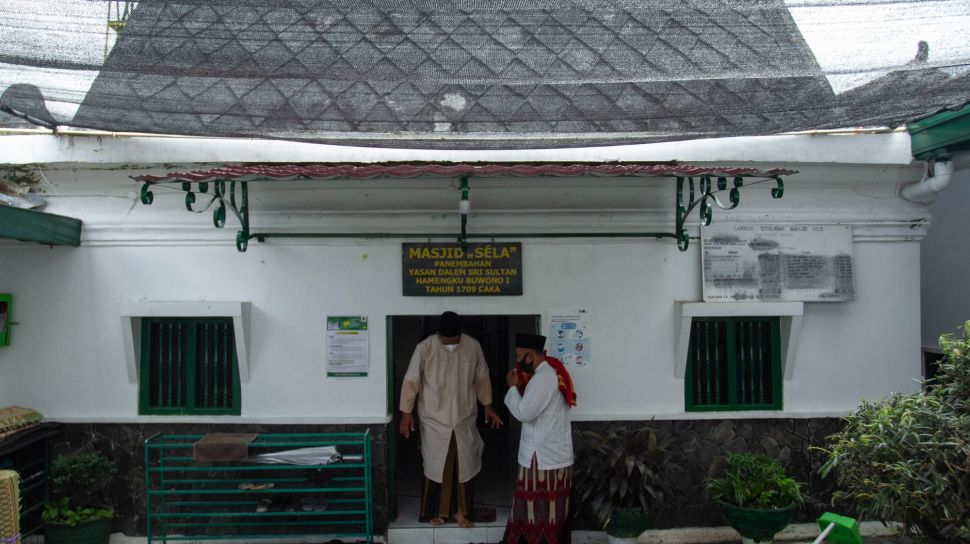  Warga berjalan usai mengikuti salat Jumat di Masjid Selo, Panembahan, Kraton, Yogyakarta, jumat (8/4/2022). [ANTARA FOTO/Hendra Nurdiyansyah/foc]