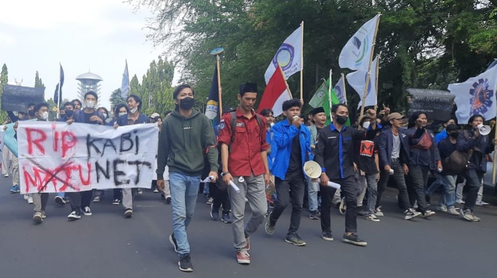 Mahasiwa yang tergabung dalam Aliansi Mahasiswa Cilegon (AMC) berunjuk rasa di depan Kantor DPRD Cilegon menolak Jokowi 3 periode, Selasa (12/4/2022). [Suara.com/Firasat Nikmatullah]