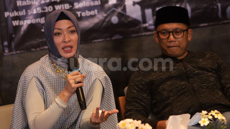 Mantan Politikus Angelina Sondakh (kiri) memberikan paparan saat menjadi narasumber dalam salah satu diskusi di kawasan Tebet, Jakarta, Rabu (13/4/2022). [Suara.com/Angga Budhiyanto]