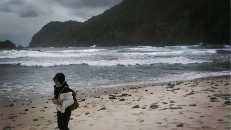 Pesona Pantai Tanjung Papuma Pasir Putih Yang Menawan