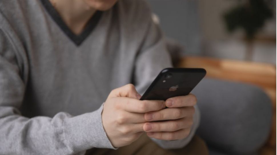Curhatan Istri Ungkap Perilaku Suami Sibuk Main Handphone saat Dirinya Kerepotan Urus Anak, Publik: Duh Sabar Banget Ya