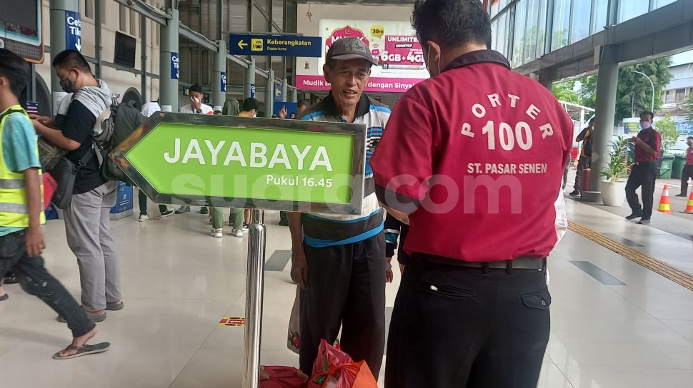 Jadi Porter Stasiun Kereta Sejak Tahun 1990 Pria Ini Ungkap Rasa