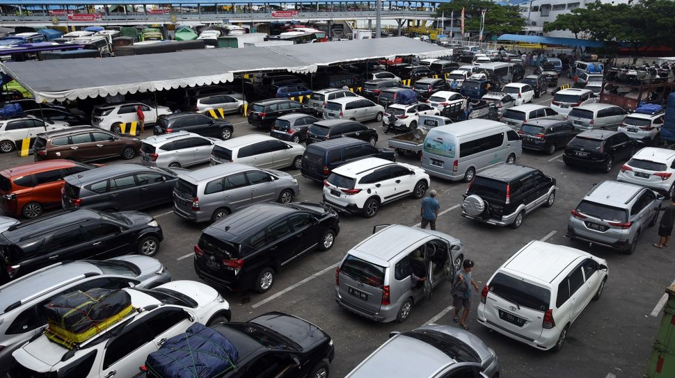 Ratusan kendaraan pribadi yang akan menyeberang ke Pulau Sumatera terjebak kemacetan di Pelabuhan Merak, Banten, Rabu (27/4/2022).  ANTARA FOTO/Asep Fathulrahman