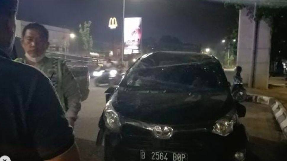 Mobil Toyota Calya Nyangkut Di Flyover Jakabaring, Sopir Warga Lampung ...