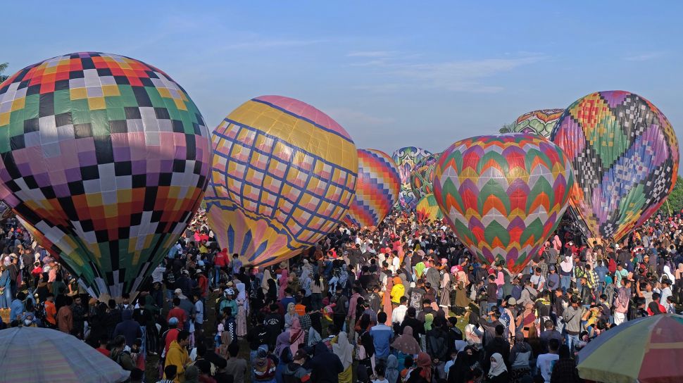 Warga menyaksikan Festival Balon Tradisional di lapangan Kembaran, Kalikajar, Wonosobo, Jawa Tengah, Jumat (6/5/2022). [ANTARA FOTO/Anis Efizudin]