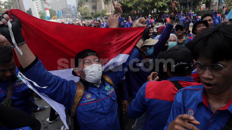 Sejumlah massa buruh melakukan aksi unjuk rasa di kawasan Patung Kuda Arjuna Wiwaha, Jakarta, Kamis (12/5/2022). [Suara.com/Angga Budhiyanto]