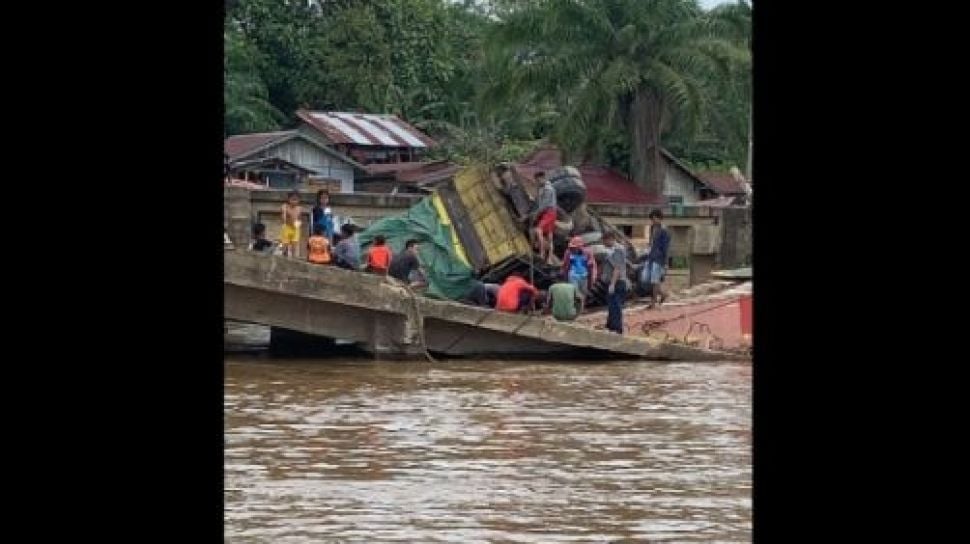 Kehabisan Tenaga Truk Bermuatan Pupuk Dan Alat Toko Terbalik Di Dermaga Feri Sungai Asam 4976