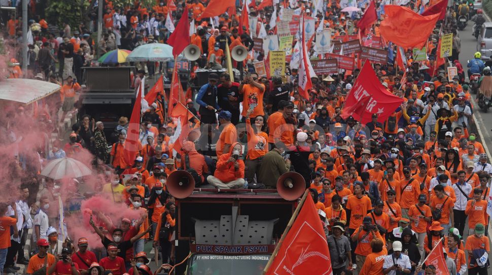 Sejumlah massa buruh melakukan &#039;long march&#039; menuju Stadion Gelora Bung Karno usai berunjuk rasa di depan gedung DPR RI, Jakarta, Sabtu (14/5/2022). [Suara.com/Angga Budhiyanto]