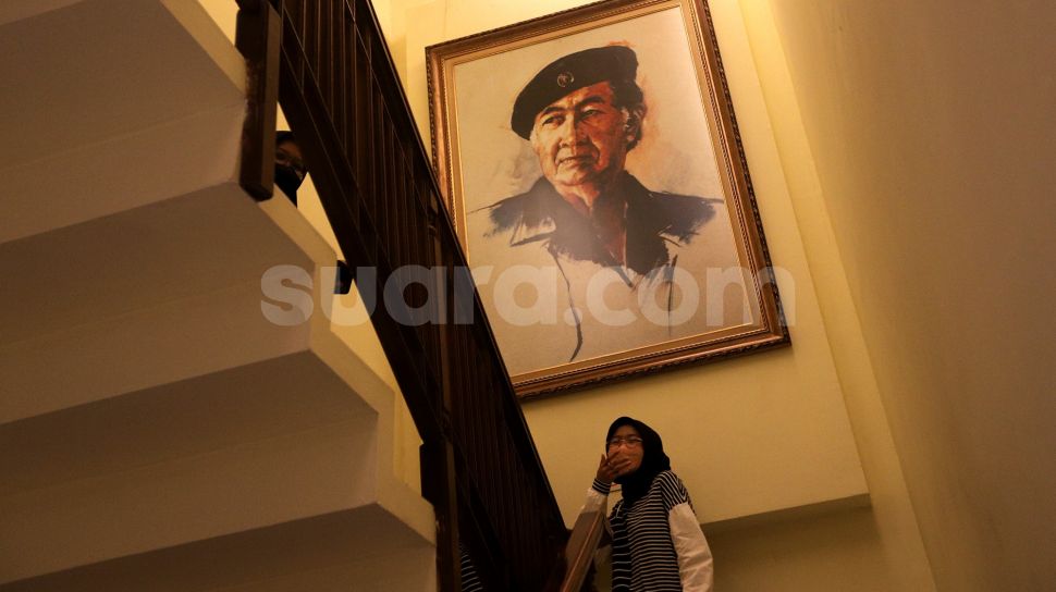Pengunjung berjalan di bawah lukisan bergambar Basoeki Abdullah di Museum Basoeki Abdullah, Jakarta, Sabtu (14/5/2022). [Suara.com/Angga Budhiyanto]