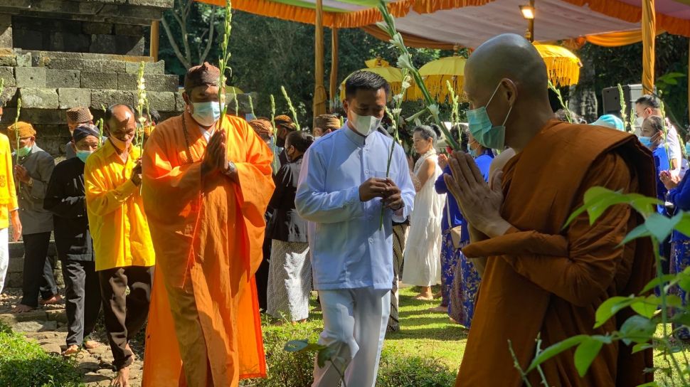 Umat Buddha Dari Lima Majelis Lakukan Upacara Hari Raya Waisak Di Candi