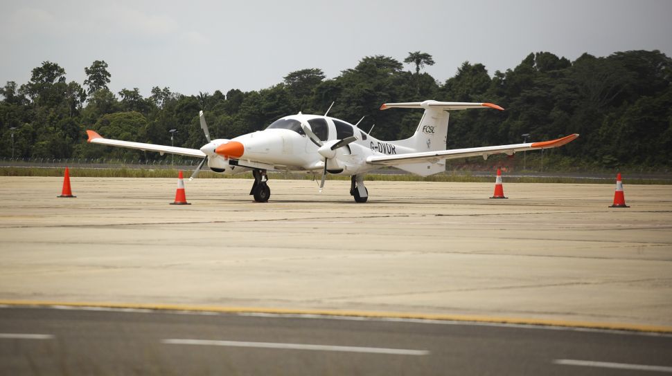Pesawat asing dengan tipe DA62 diamankan setelah dipaksa mendarat di Bandara Internasional Hang Nadim, Batam, Kepulauan Riau, Senin (16/5/2022).  ANTARA FOTO/Teguh Prihatna
