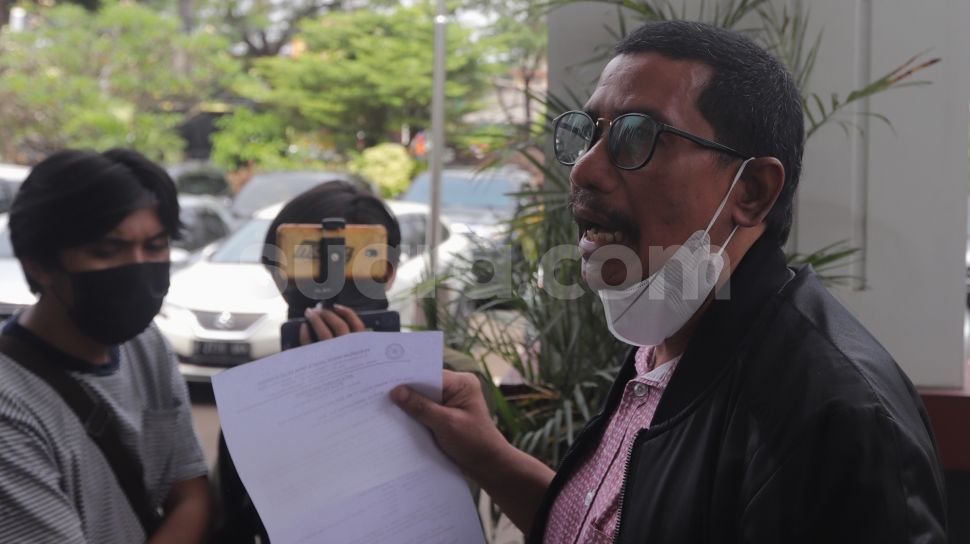 Kuasa hukum Gaga Muhammad, Fahmi Bachmid memberikan keterangan pers di Pengadilan Negeri (PN) Jakarta Timur, Selasa (17/5/2022). [Suara.com/Angga Budhiyanto]
