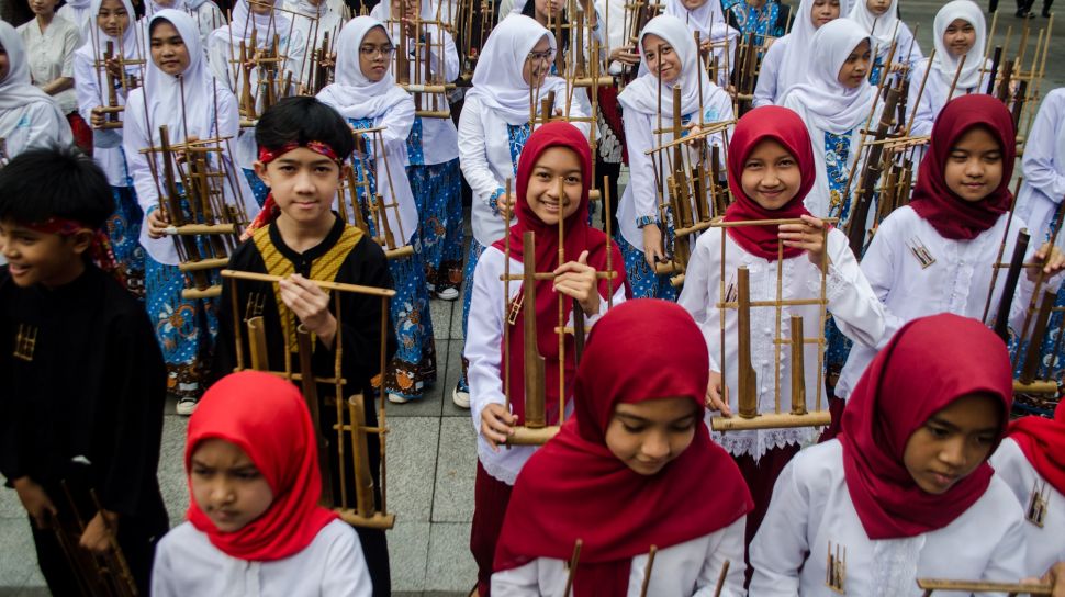 Pelajar memainkan alat musik tradisional angklung saat deklarasi Bandung Kota Angklung di Balai Kota, Bandung, Jawa Barat, Sabtu (21/5/2022). [ANTARA FOTO/Novrian Arbi/rwa]