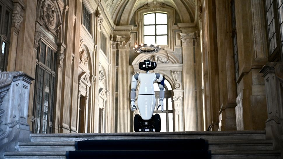 Robot humanoid R1 yang dirancang oleh Institut Teknologi Itali dan berfungsi sebagai pemandu virtual bagi pengunjung di museum Palazzo Madama, Turin, Italia, Kamis (12/5/2022). [MARCO BERTORELLO / AFP]