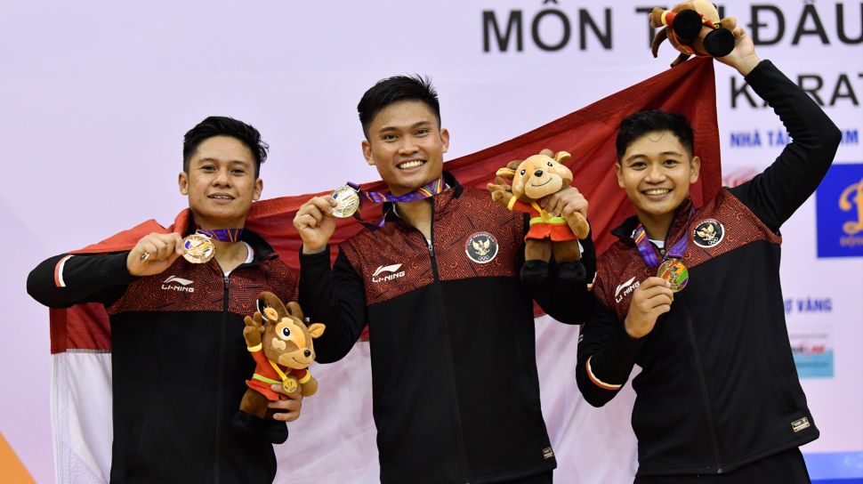 (dari kiri) Karateka Indonesia Andy Tomy, Andi Dasril dan Albiadi berpose dengan medali emas yang diraihnya pada final Kata Beregu Putra SEA Games 2021 Vietnam di di Sports Competition Center, Ninh Binh, Vietnam, Jumat (20/5/2022). [ANTARA FOTO/Zabur Karuru/foc]