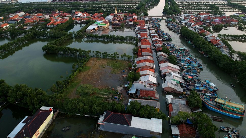 Foto udara pemukiman rumah warga terendam banjir rob (banjir pasang air laut) di Kelurahan Muarareja, Tegal, Jawa Tengah, Senin (23/5/2022).  ANTARA FOTO/Oky Lukmansyah