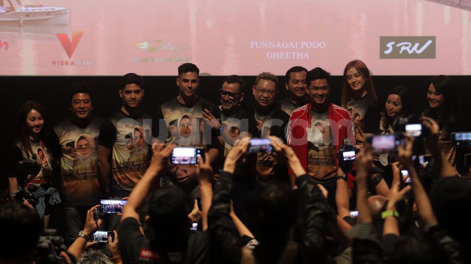 Para pemain, produser, dan director film Mengejar Surga berfoto bersama saat &quot;Press Screening&quot; film terbaru mereka di XXI Epicentrum Kuningan, Jakarta, Senin (23/5/2022). [Suara.com/Angga Budhiyanto]