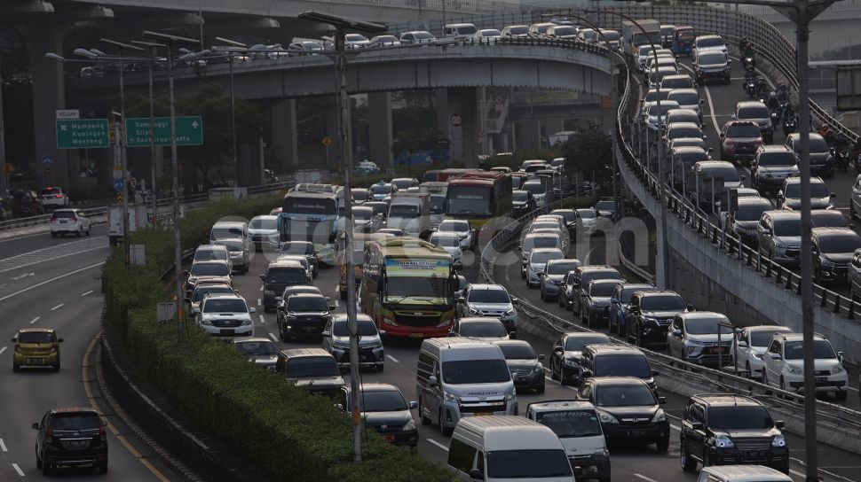Sejumlah kendaraan melintas di ruas Tol Dalam Kota, Jakarta, Selasa (24/5/2022). [Suara.com/Angga Budhiyanto]