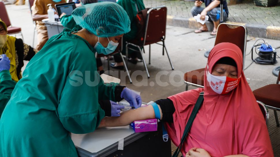 Warga mengikuti pemeriksaan kesehatan di Pasar Induk Kramat Jati, Jakarta Timur, Selasa (24/5/2022). [Suara.com/Alfian Winanto]