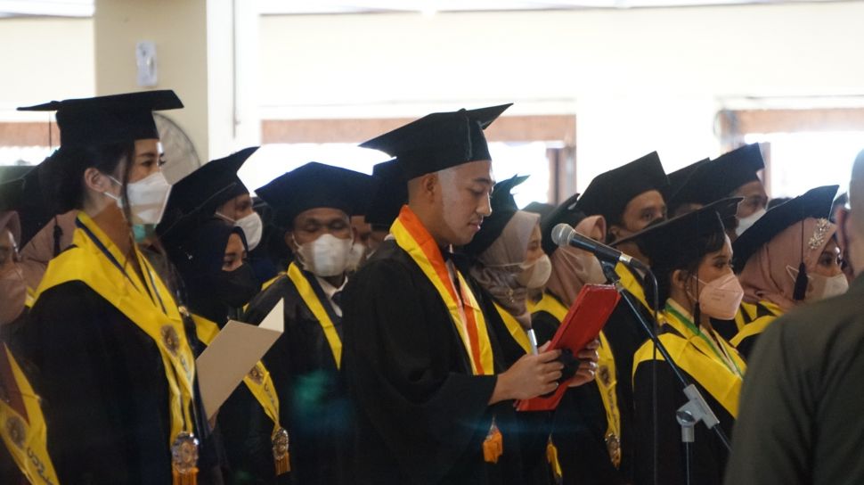 Ugm Pertama Kali Luring Anak Panglima Tni Dan Keponakan Jokowi Diwisuda