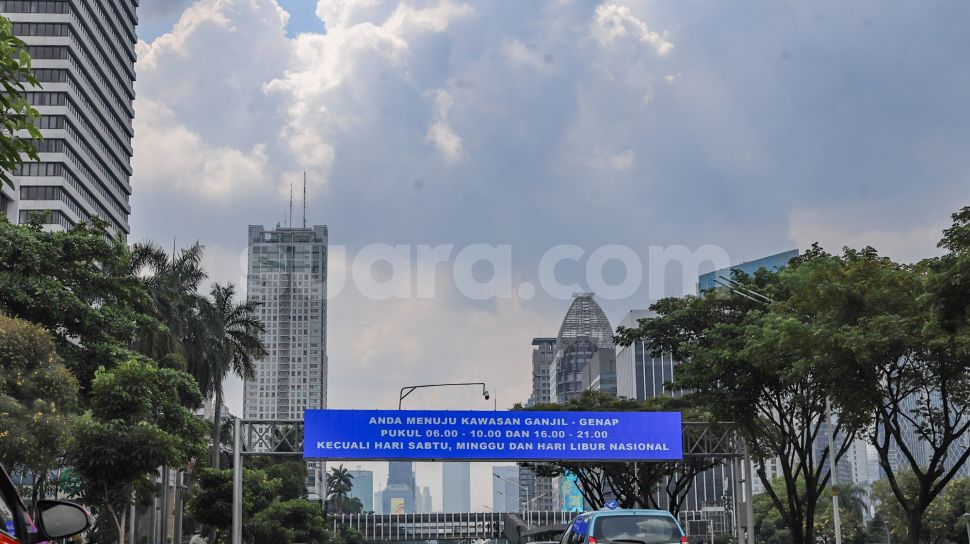 Sejumlah kendaraan melintas di Jalan Jenderal Sudirman Selatan, Jakarta Pusat, Jumat (27/5/2022). [Suara.com/Alfian Winanto]