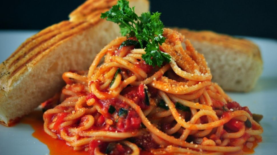 Viral Video Emak-emak Bikin Spaghetti Pakai Cara Tak Biasa, Publik Auto Ngelus Dada