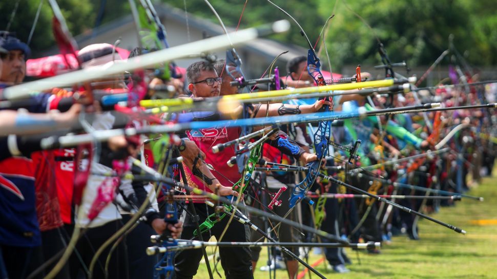 Sejumlah atlet muda membidik sasaran saat kejuaraan panahan Fly Navy Internasional Archeri Open (FNIAO) di lapangan Dakota Lanudal Juanda Surabaya, Sidoarjo, Jawa Timur, Sabtu (28/5/2022). [ANTARA FOTO/Umarul Faruq/aww]