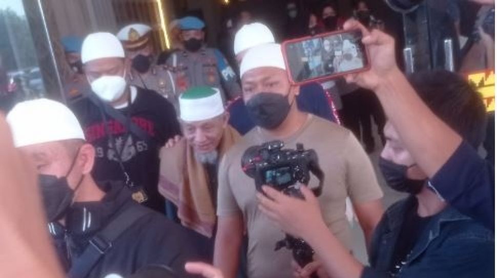 Khalifah Khilafatul Muslimin Abdul Qadir Hasan Baraja Ditangkap Polisi di  Kantor Pusat Lampung - Suara Lampung