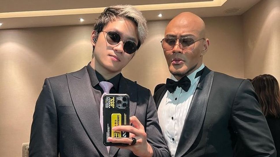7 Gaya Anak Artis Dampingi Ayah di Pernikahan Ke-2, Terbaru Azka Corbuzier Gagah Kenakan Jas Hitam dan Dasi Ungu