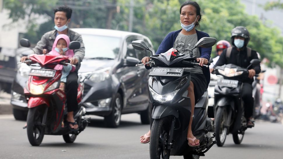 Sejumlah pengendara motor memakai sandal jepit melintas di Jalan Raya Ciledug, Kreo, Tangerang, Banten, Selasa (14/6/2022).  ANTARA FOTO/Muhammad Iqbal