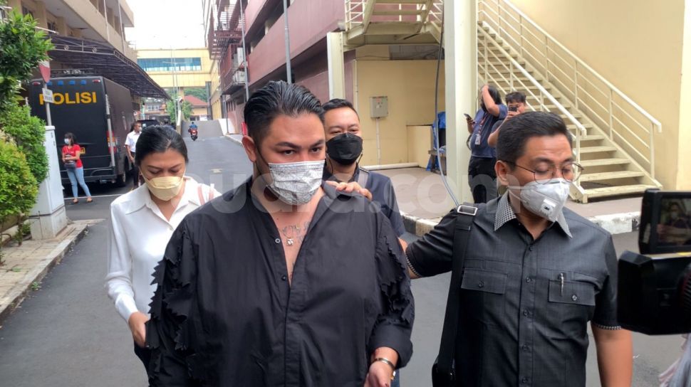 Ivan Gunawan didampingi Sandy Arifin selaku kuasa hukum datangi Bareksrim Polri, Rabu (22/6/2022).  [Suara.com/Adiyoga Priyambodo]