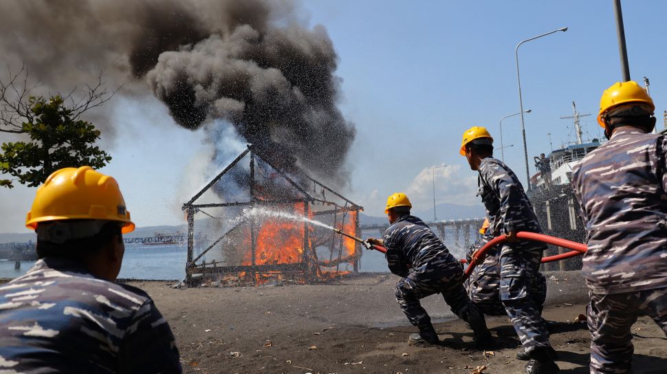 Prajurit TNI AL melakukan aksi penanggulangan kebakaran di Mako Lanal Banyuwangi, Jawa Timur, Kamis (23/6/2022).  ANTARA FOTO/Budi Candra Setya