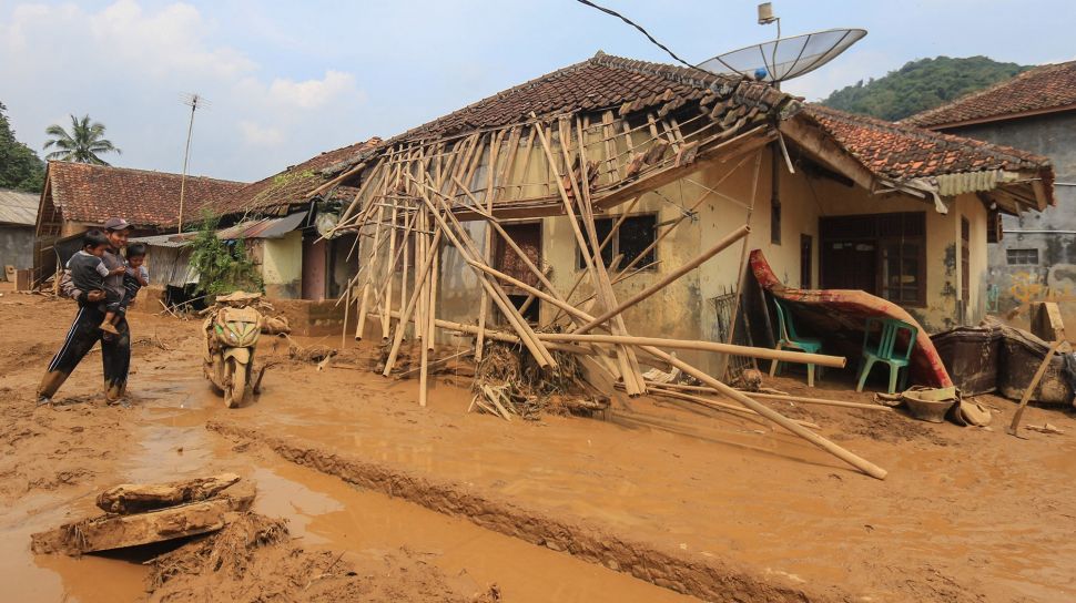 Sejumlah warga menyelematkan barang yang tersisa dari tumpukan bangunan rumah yang rusak akibat banjir bandang di Desa Purasari, Leuwiliang, Kabupaten Bogor, Jawa Barat, Kamis (23/6/2022). ANTARA FOTO/Yulius Satria Wijaya