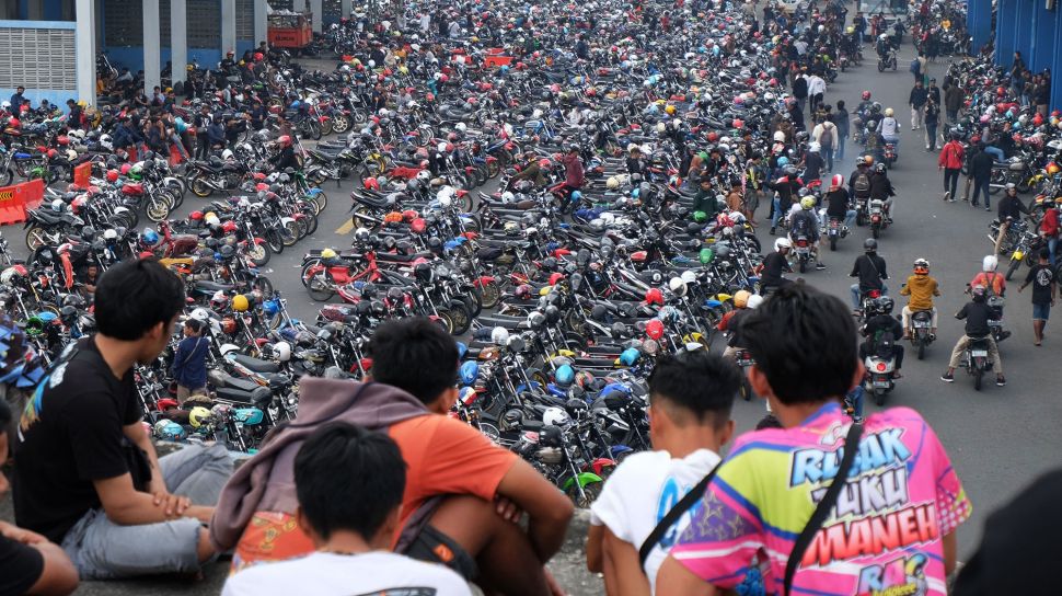 Penggemar sepeda motor Honda CB dari berbagai komunitas berkumpul saat acara kontes motor tersebut di Terminal Tirtonadi Solo, Jawa Tengah, Minggu (26/6/2022).  ANTARA FOTO/Maulana Surya