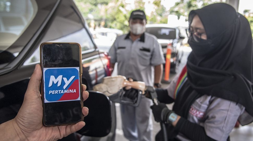 Warga menunjukan aplikasi MyPertamina saat mengisi bahan bakar pertalite di SPBU Pertamina Abdul Muis, Jakarta, Rabu (29/6/2022). ANTARA FOTO/Muhammad Adimaja
