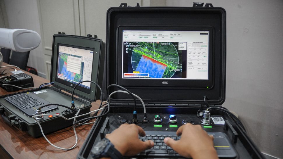 Peneliti melakukan simulasi purwarupa produk WAVEx-RADAR yang mampu mengukur kedalaman laut di Bandung, Jawa Barat, Kamis (30/6/2022).  ANTARA FOTO/Raisan Al Fairsi