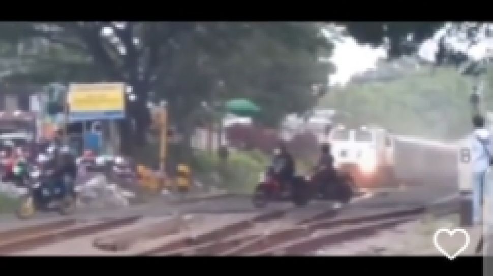 Nekat Terobos Palang Tiga Pemotor Nyaris Tersambar Kereta Di Cimindi 9428