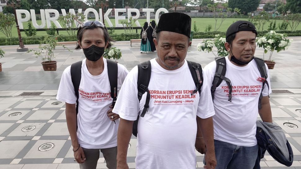 Tiga warga Desa Sumber Wuluh Pangat (tengah), bersama Nor Holik (kanan) dan Masbud (kiri) menjawab pertanyaan wartawan saat wawancara di komplek Alun-alun Purwokerto, Banyumas, Jateng, Jumat (1/7/2022).  ANTARA FOTO/Idhad Zakaria
