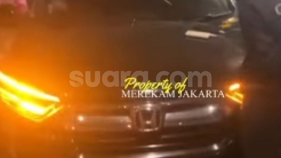 Sopir Mobil Diduga Teler Seruduk Pemotor di Mampang, Pelakunya Tak Berkutik usai Dicegat Ojol