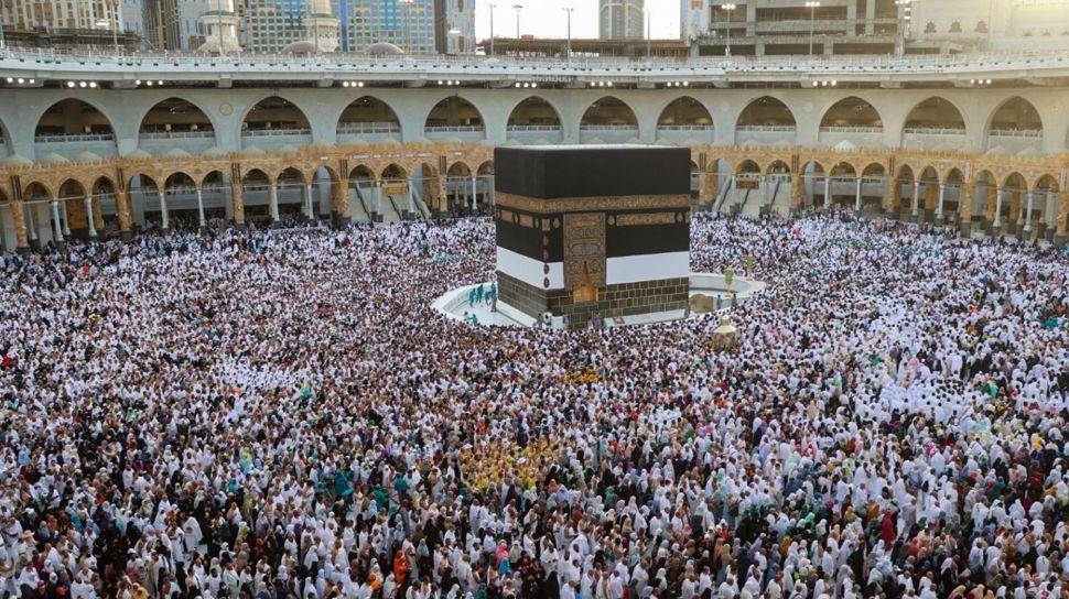 Umat Muslim berkumpul di depan Ka&#039;bah di Masjidil Haram, Makkah, Arab Saudi, Sabtu (2/7/2022). [AFP]