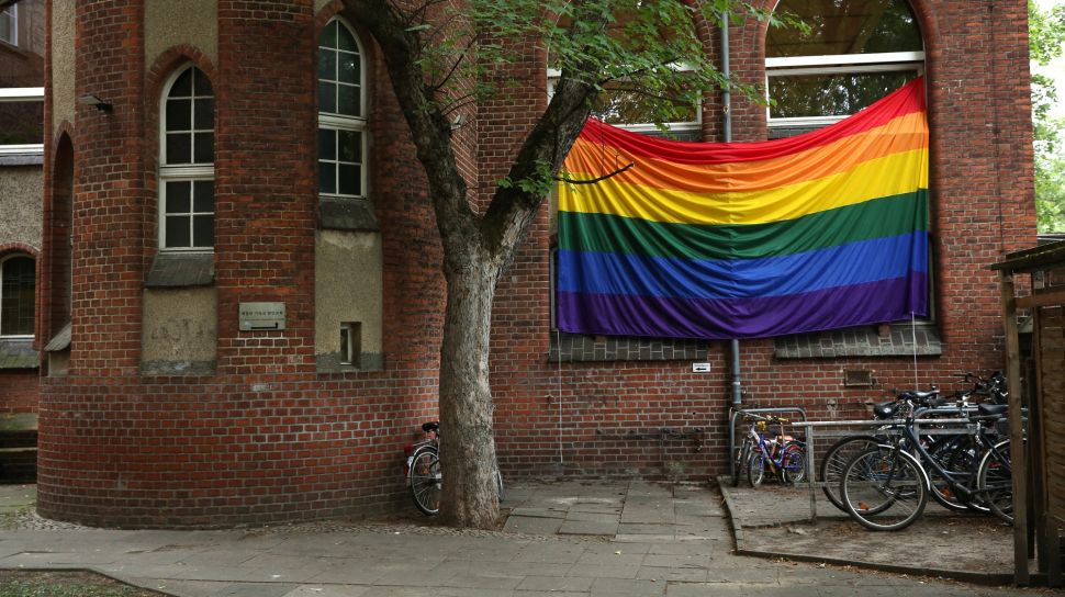 Bendera pelangi tergantung di luar masjid Ibn Rusyd-Goethe di Berlin, Jerman, Jumat (1/7/2022). [Adam BERRY/AFP]
