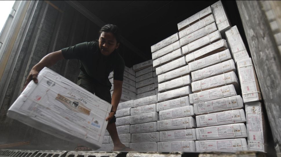 Pekerja menurunkan daging beku kemasan dari dalam kontainer saat tiba di Kantor Perum Bulog Sulawesi Tengah di Palu, Sulawesi Tengah, Minggu (3/7/2022). [ANTARA FOTO/Mohamad Hamzah/foc]