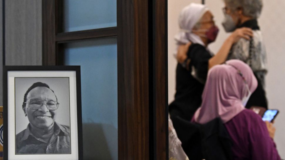 Istri penyanyi Bob Tutupoly, Rosmayasuti Nasution (kiri) menerima pelayat mendiang suaminya di Rumah Duka Rumah Sakit Siloam Semanggi, Jakarta, Selasa (5/7/2022). [ANTARA FOTO/Aditya Pradana Putra/foc]