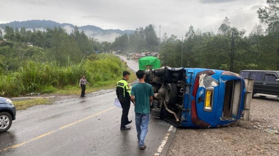 Kronologi Minibus Terbalik di Solok, 8 Orang Alami Luka-luka