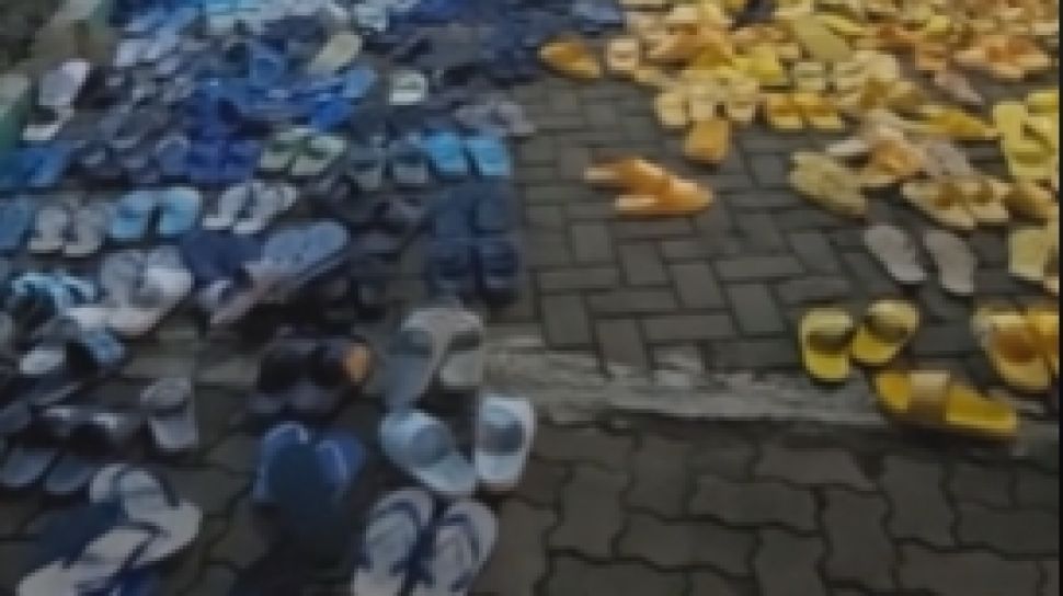 Unik Sandal Sandal Di Masjid Ini Diatur Sesuai Warna