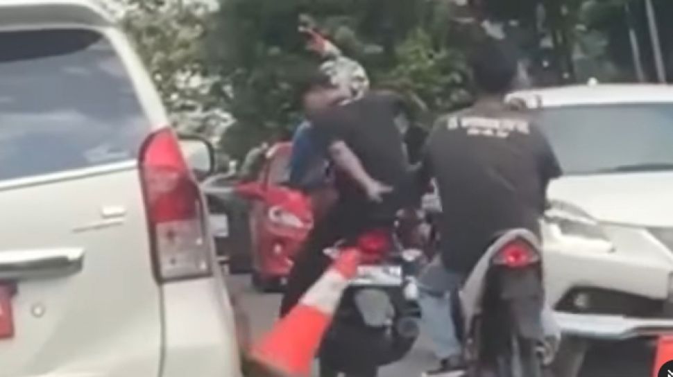 Viral Pemotor Bawa Pembonceng Yang Bikin Rusuh Di Jalan Traffic Cone