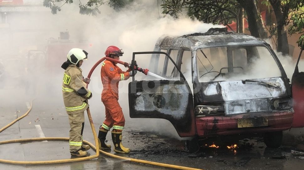 Usai Isi Bensin, Angkot Jurusan Cengkareng-Kota Terbakar di Jalan Tubagus Angke Raya Jakbar