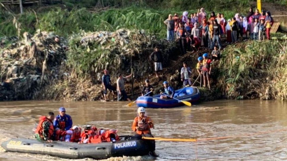 Perjuangan Siswa Karangpawitan di Hari Pertama Sekolah Seberangi Sungai Cimanuk dengan Perahu