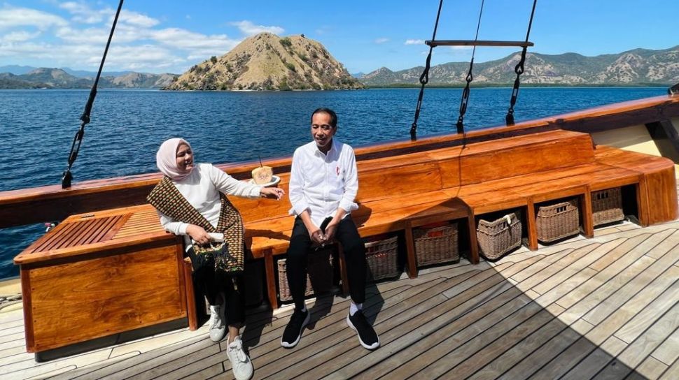 Saat Jokowi dan Iriana Berfoto bak Pre Wedding di Kapal Pinisi