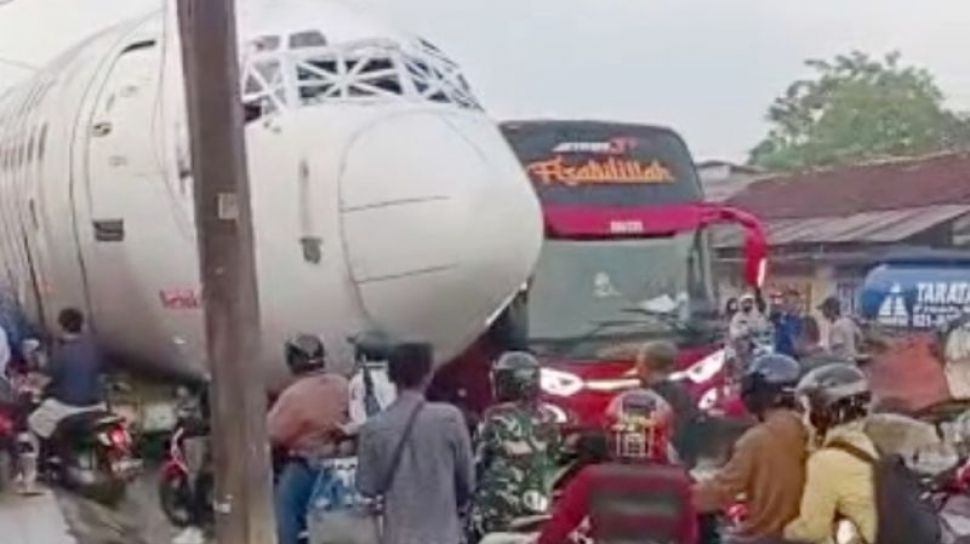 Viral! Lalu Lintas Jalan Raya Parung Bogor Terhambat Gegara Badan Pesawat